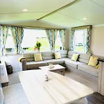 Adelfas Tatil Evi